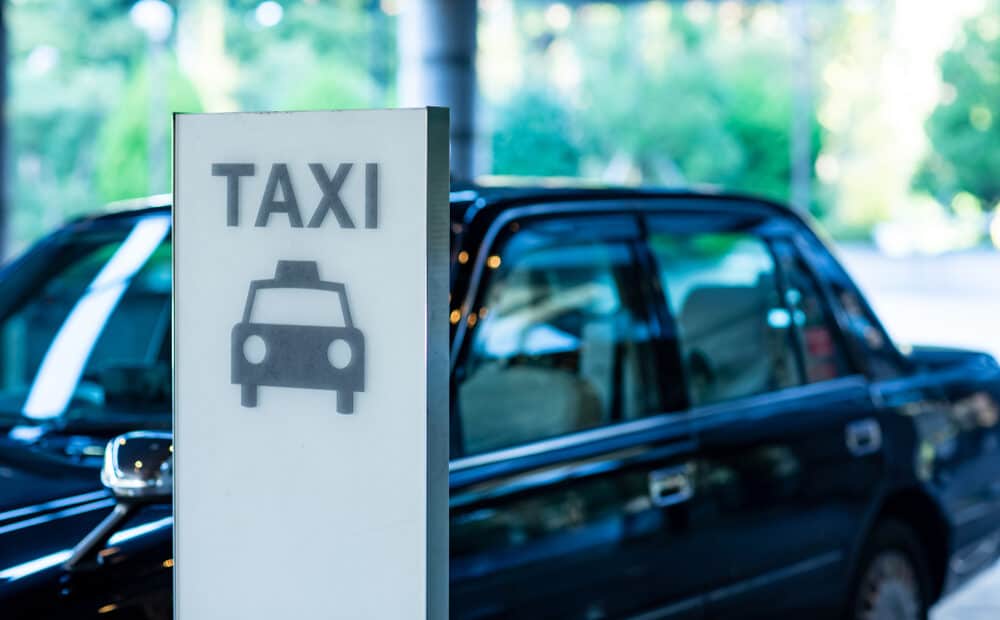 The Pros and Cons of Using Taxis for Airport Transfers in the UK
